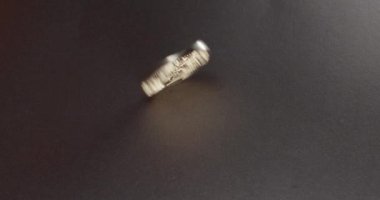 Karanlık yüzeyde Bitcoin çeviriyorum. BTC döndükten sonra yere düşüyor. Şifreli para Bitcoin.