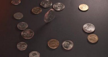 Diğer dolar paraları arasında dönen Eisenhower Dolar banknotu