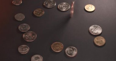 Dolar ve Yarım Dolar 'ın yanında dönen Eisenhower Doları