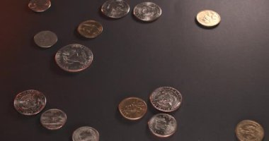 Siyah yüzeyde Amerikan Doları paralar. Yarım dolar ve bir dolar.