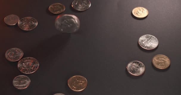 Eisenhower Dollar Wirujący Obok Błyszczących Monet Half Dollar Pieniądze Ciemnej — Wideo stockowe