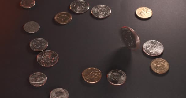 スピニングEisenhower他のドルコイン間のドル紙幣 アメリカからのお金と現金 — ストック動画