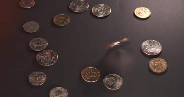 Вращающаяся Монета Эйзенхауэра Рядом Монетами Номиналом Полдоллара — стоковое видео