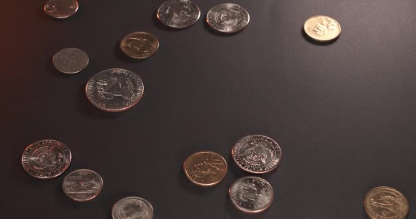黑色表面的美元硬币 半美元和一美元硬币 — 图库视频影像