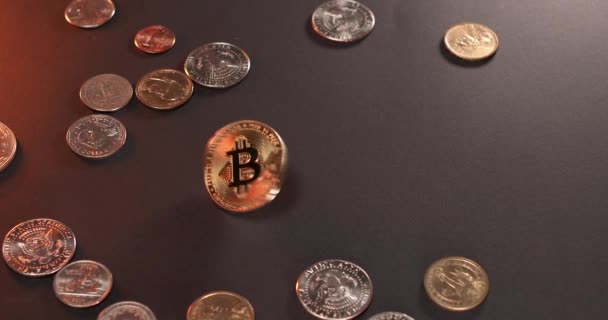 Bitcoin Γυρίζοντας Σκούρο Φόντο Μεταξύ Των Τραπεζογραμματίων Δολαρίων Ηπα Bitcoin — Αρχείο Βίντεο