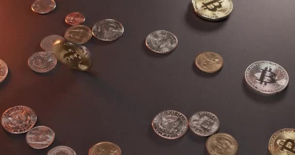 Draaiende Bitcoin Tussen Amerikaanse Dollar Munten Geld Bitcoin Dansen Rond — Stockvideo