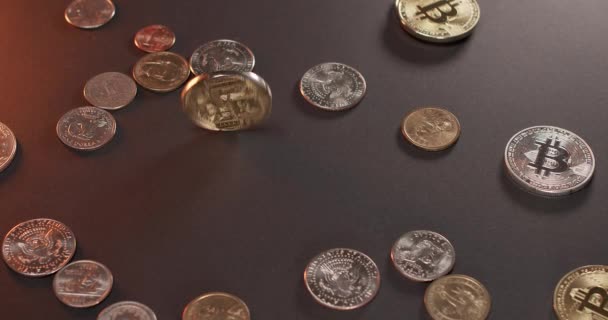 金Bitcoinは米ドル硬貨の周りを回っています 米ドルコイン ハーフドル クオーター ペニーでの暗号化コイン — ストック動画