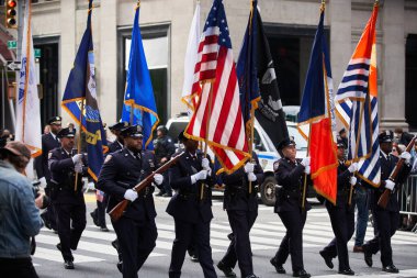 Manhattan, ABD - 11. Kasım 2021: New York 'ta Gaziler Günü Geçit Töreni' nde New York gazilerini onurlandıran NYPD