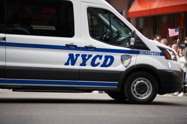 Manhattan, ABD - 11. Kasım 2021: New York Islah Departmanı 'nın Manhattan' daki minibüsü, mahkumları hapishaneye naklediyor. Gaziler Günü geçit töreni araçları gösteriyor