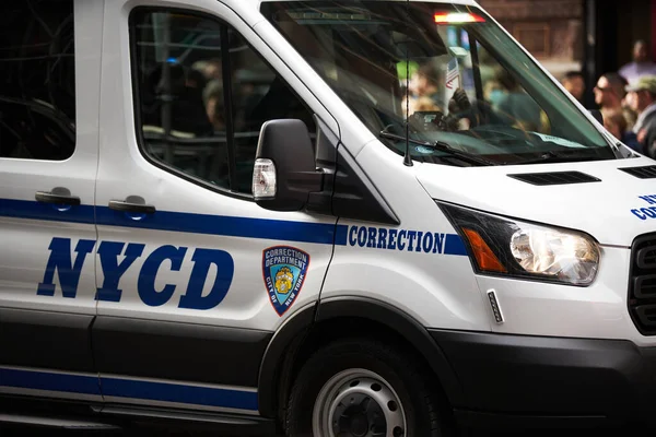 美国曼哈顿 11号2021年11月 纽约监狱部门的面包车在曼哈顿 运送囚犯到监狱 退伍军人日阅兵式Nycd展示车辆 — 图库照片