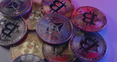 Ethereum ve Bitcoin paraları beyaz yüzeyde dönüyor. Bitcoin ve Ethereum Simgeleri tarafından gümüş ve altın sikkeler üzerine gösterilen kripto para birimi ve blok zinciri teknolojisi kavramı
