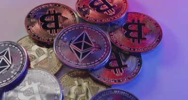 Bitcoin 'in üstüne ETH, BTC bozuklukları. Dijital kripto para birimi konsepti alışverişi