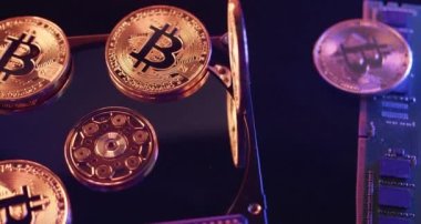 Dönen Bitcoin ve Hard Disk. Sunucu Hard Diskleri konseptinde devasa engelleme verilerinin depolanması