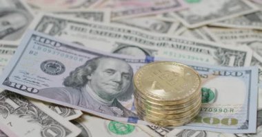 100 Amerikan Doları banknotunda birikmiş Bitcoin paraları, ABD 'de dolar para ile kripto ticareti