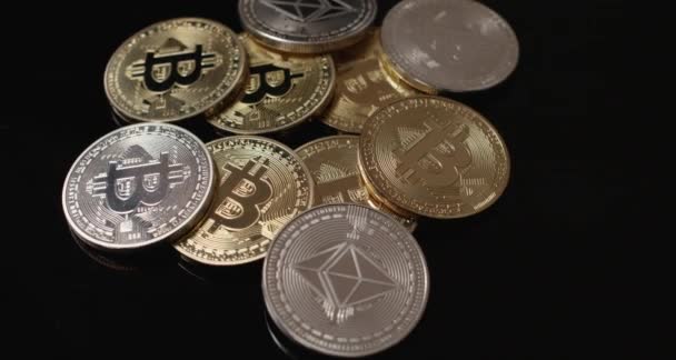 Karanlık Yüzeyde Ethereum Bitcoin Altın Gümüş Sikkeler Dijital Para Kavramı — Stok video
