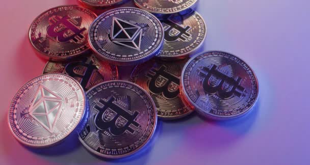 Монеты Ethereum Bitcoin Вращаются Белой Поверхности Концепция Криптовалют Блокчейн Представленная — стоковое видео