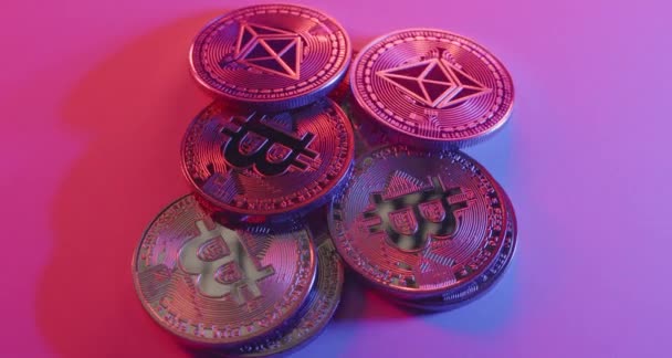 Bitcoin Ethereum Монеты Красным Светом Белой Поверхности Концепция Волатильной Крипторыночной — стоковое видео