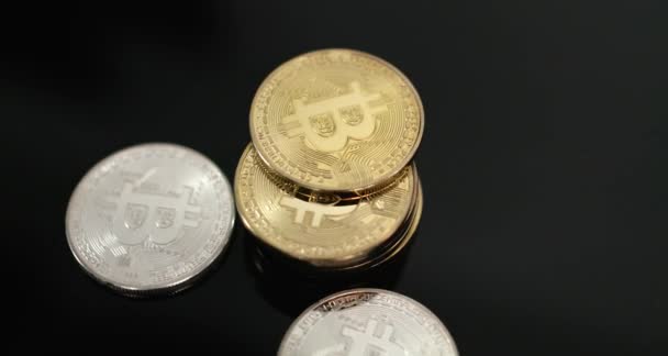 Menumpuk Koin Bitcoin Emas Pada Latar Belakang Gelap Berputar Konsep — Stok Video