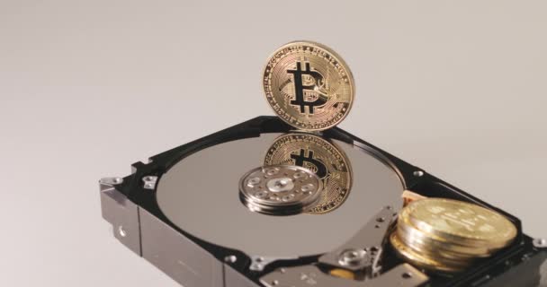 ハードドライブ Bitcoinブロックチェーンの保管に秘密鍵を安全に保ちます Hddプラッタに反映される金ビットコイン — ストック動画
