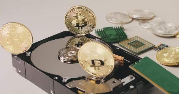 Koin Bitcoin Dengan Bagian Komputer Konsep Penambangan Kripto Dan Blockchain — Stok Video