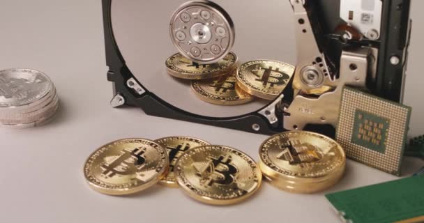 Tecnologia Computador Criptografia Forma Moedas Bitcoin Disco Disco Rígido Refletindo — Vídeo de Stock