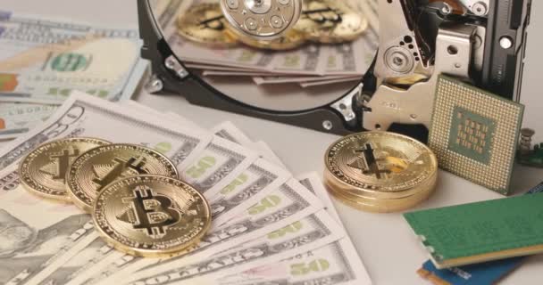 Bitcoin Και Δολάριο Νόμισμα Αντανακλώντας Σκληρό Δίσκο Σύγχρονες Χρηματοοικονομικές Τεχνολογίες — Αρχείο Βίντεο