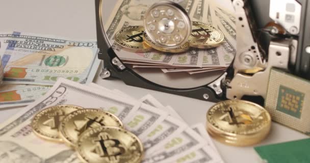 Bitcoin Billetes Dólares Que Reflejan Disco Almacenamiento Plata Tecnologías Modernas — Vídeo de stock