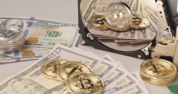 Moderní Finance Technologie Bitcoinová Kryptoměna Amerických Dolarových Bankovkách Reflektujících Stříbrný — Stock video