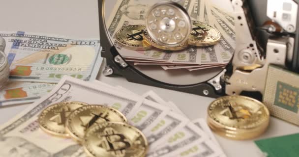 Bitcoin Och Dollar Valuta Reflekterar Hårddisk Skiva Modern Finansiell Teknik — Stockvideo