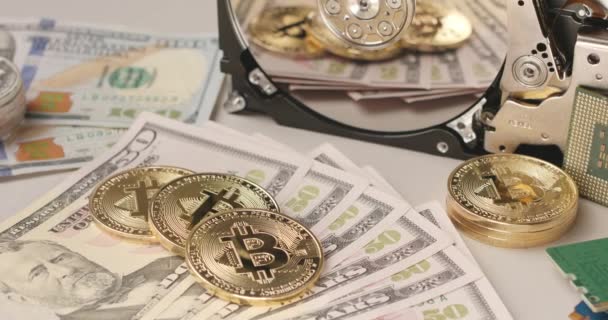 ゴールドBitcoinコインで米ドル紙幣 取引や通貨を交換します Bitcoinとドルのお金の背後にあるハードドライブとPcの部品 — ストック動画
