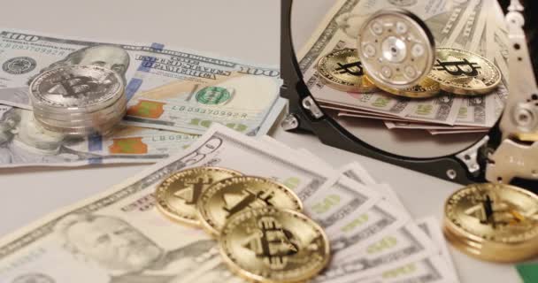 Modern Ekonomi Och Teknik Bitcoin Cryptocurrency Dollar Sedlar Reflekterande Silver — Stockvideo
