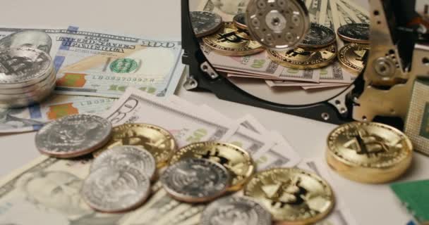 Kryptowährung Und Dollar Banknoten Auf Festplatte Finanzsystem Setzt Auf Modernes — Stockvideo