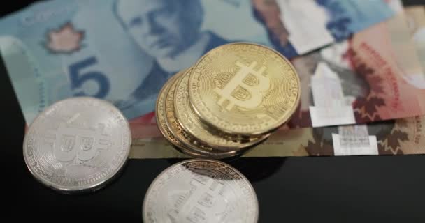 Toronto Kanada Oktober 2021 Bitcoin Ovanpå Kanadensiska Dollarsedlar Crypto Valuta — Stockvideo