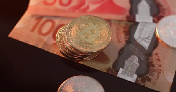 Toronto Kanada Października 2021 Złote Monety Bitcoin Studolarówce Kanadyjskiej Pieniądze — Wideo stockowe