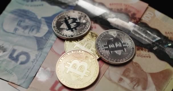 Toronto Canada Oktober 2021 Roterende Bitcoin Munten Canadese Dollar Bankbiljetten — Stockvideo