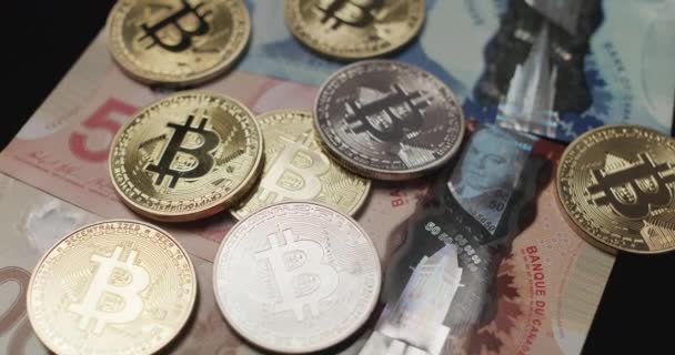 Toronto Kanada Oktober 2021 Bitcoin Ovanpå Kanadensiska Dollarsedlar Digitala Och — Stockvideo
