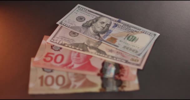 Toronto Kanada Ekim 2021 Abd Doları Banknotundan Kanada Doları Banknotlarına — Stok video