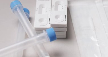 Bolzano, İtalya - 27 Ekim. 2021: Abbott Covid-19 test kiti pamuk çubuğu ve Coronavirus için test sıvısı ile birlikte.