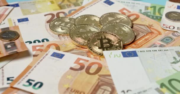 比特币在欧元纸币上 加密货币交易与欧元概念 数字货币与欧盟货币联盟货币 — 图库视频影像