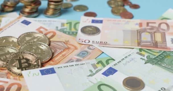 Guld Bitcoin Mynt Ovanpå Eurosedlar Och Staplade Upp Euromynt Bakgrunden — Stockvideo