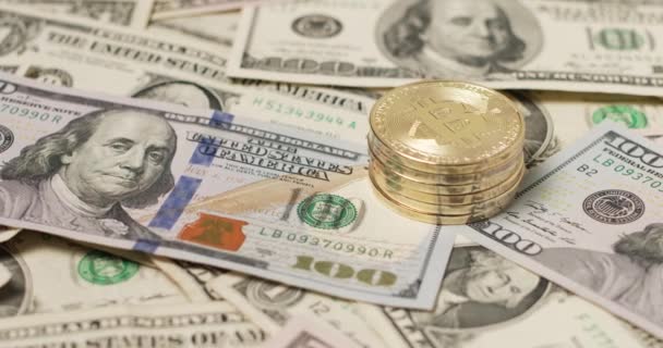 Haufenweise Bitcoin Münzen Auf Hundert Dollar Banknoten Aus Den Usa — Stockvideo