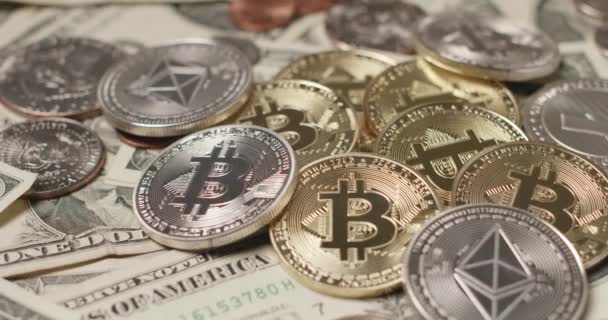 Bitcoin Ethereum Монеты Поверх Банкнот Долларах Сша Торговля Криптографической Концепцией — стоковое видео