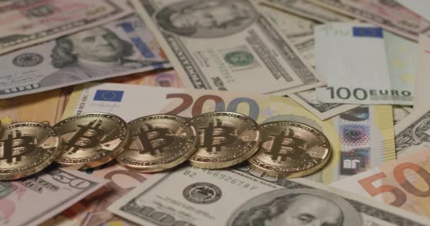 ユーロとドルの銀行券の上にBitcoin デジタル通貨とフラット通貨の交換の概念 貨幣と通貨の未来 — ストック動画
