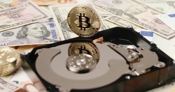 Bitcoin Reflekterar Hårddisk Fat Dollar Och Euro Bakgrunden Högt Upp — Stockvideo