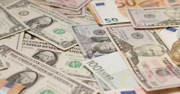 Panning Dolara Amerykańskiego Banknotów Euro Monety Bitcoin Dysk Twardy Bitcoin — Wideo stockowe