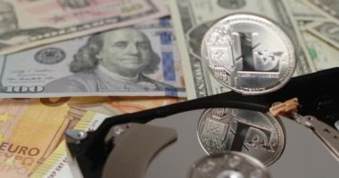 Dolar banknotları ve sabit disk üzerine Litecoin. Şifreli madencilik ve ödüllendirme kavramı. Dijital para oluşturma kavramı