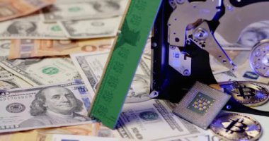 Kripto madencilik konsepti. Bitcoin Avrupa ve ABD Doları Banknotları 'nın tepesinde HDD tabağına yansıyor. Kripto madencilik kavramı