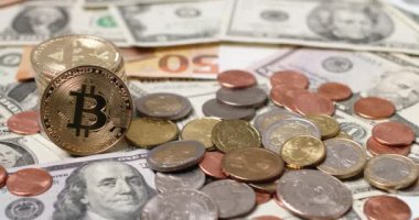 Dolar Euro ve Bitcoin üzerinde çalışıyor. Kağıt Para ve Kripto parası. Bitcoin gibi dijital para ticareti