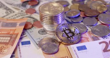 Dolar ve Euro banknotlarının üstüne Bitcoin. Kripto para değişimi ve ticaret kavramı