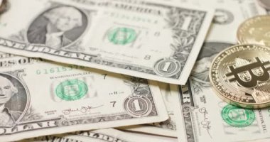 Dolar banknotları üzerinde Bitcoin, dijital para değişimi. ABD Doları para ve kripto para birimi Bitcoin